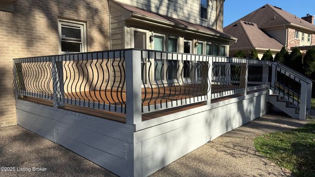 1102 Blackthorn Rd, Louisville, KY 40299