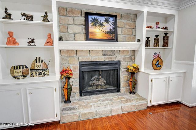 1102 Blackthorn Rd, Louisville, KY 40299