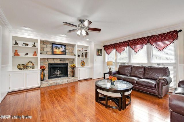 1102 Blackthorn Rd, Louisville, KY 40299