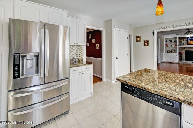 1102 Blackthorn Rd, Louisville, KY 40299