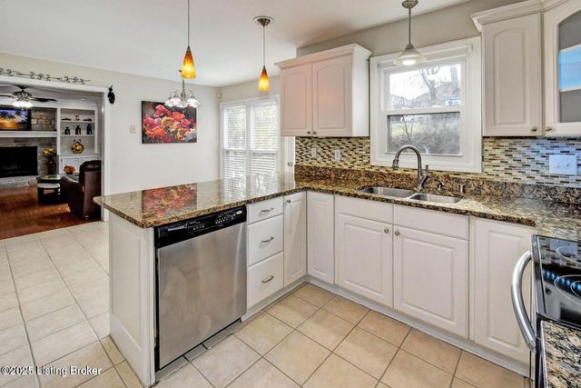 1102 Blackthorn Rd, Louisville, KY 40299