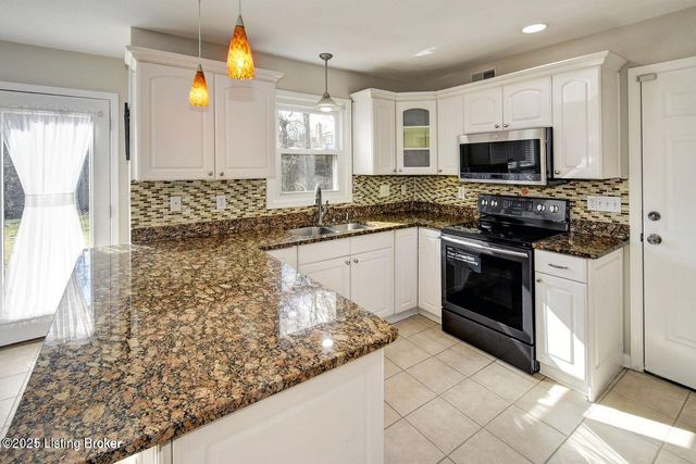 1102 Blackthorn Rd, Louisville, KY 40299