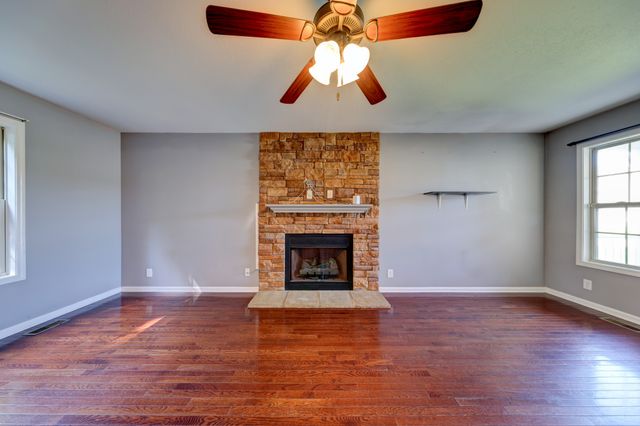 2720 Arthurs Ct, Clarksville, TN 37040