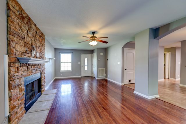 2720 Arthurs Ct, Clarksville, TN 37040