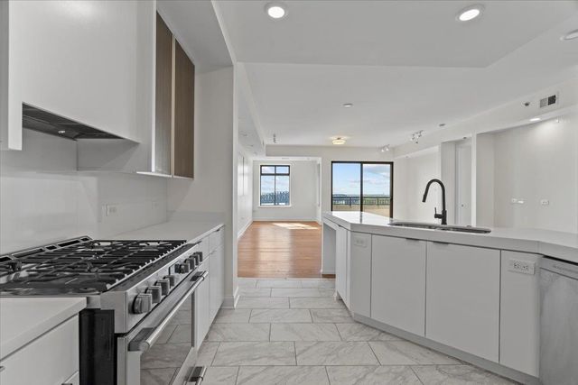 717 S Riverside Dr Apt 906, Memphis, TN 38103