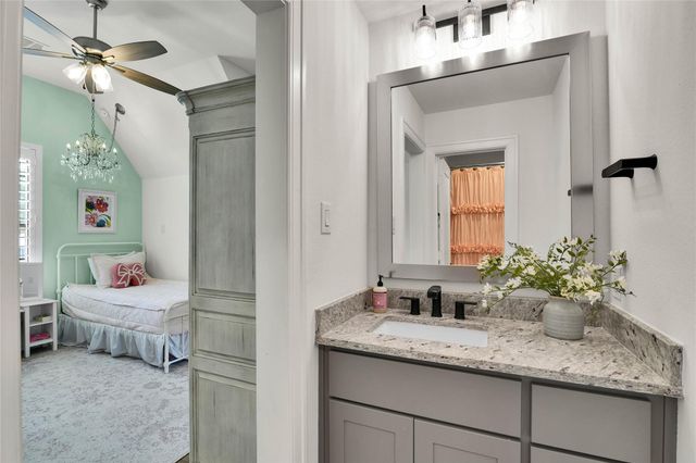 319 S Opulent Drive, Montgomery, TX 77316