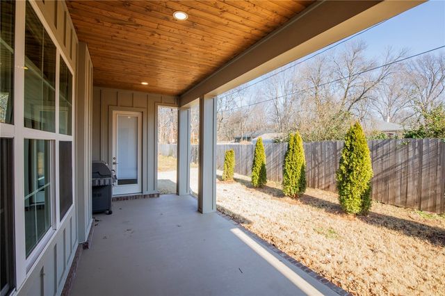 2050 Dutton Place, Fayetteville, AR 72703