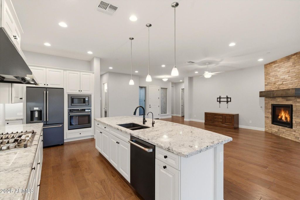 Image 12 of property listing at 11614 W MONTANSORO Lane, Peoria, AZ 85383