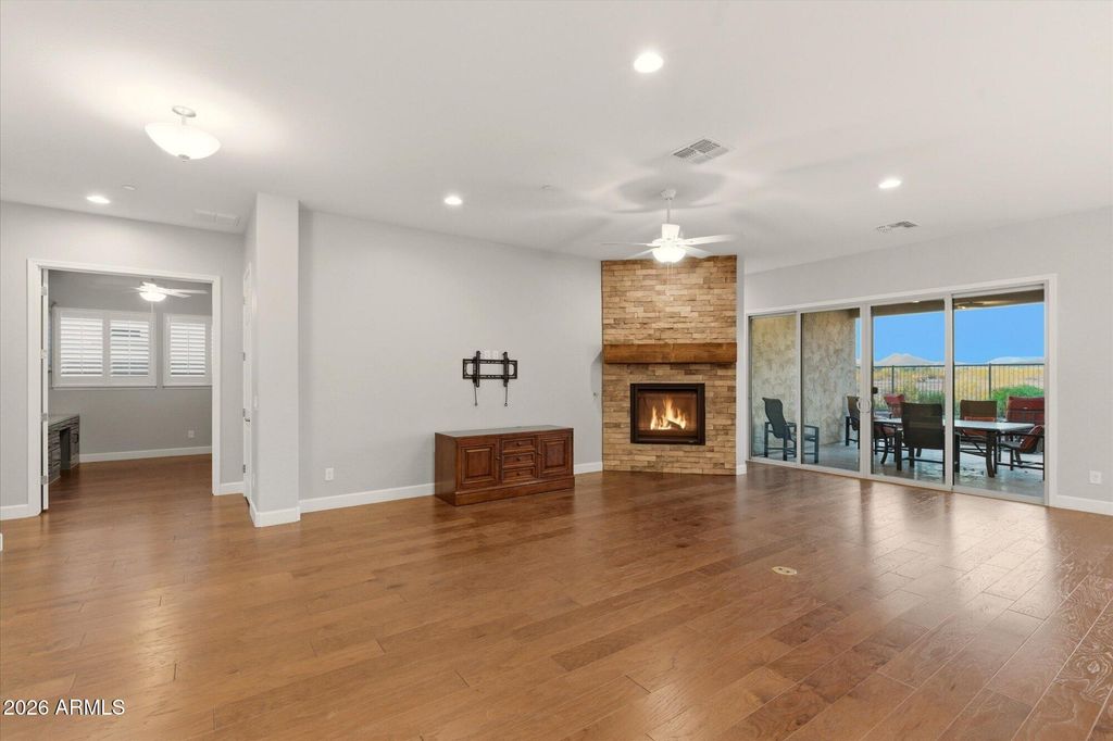 Image 16 of property listing at 11614 W MONTANSORO Lane, Peoria, AZ 85383