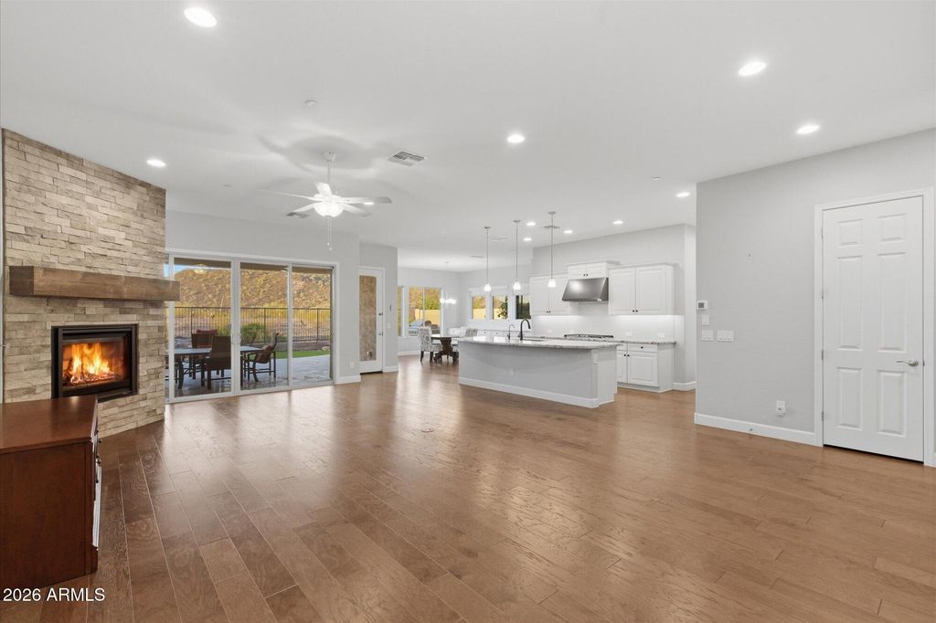 Image 4 of property listing at 11614 W MONTANSORO Lane, Peoria, AZ 85383