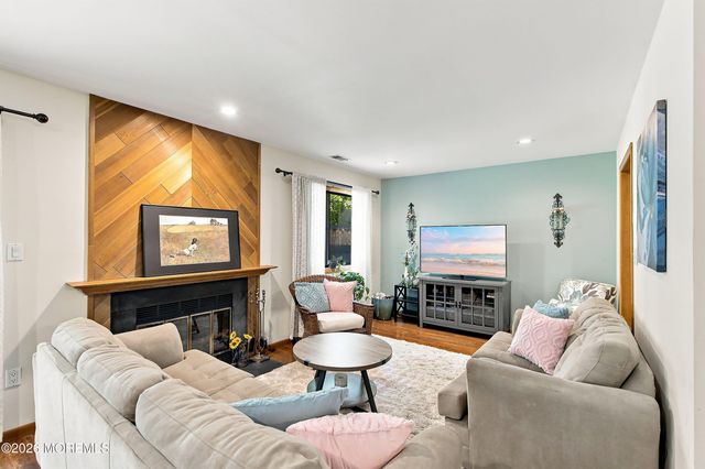 82 Wigwam Lane, Tinton Falls, NJ 07724