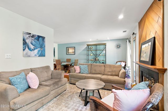 82 Wigwam Lane, Tinton Falls, NJ 07724