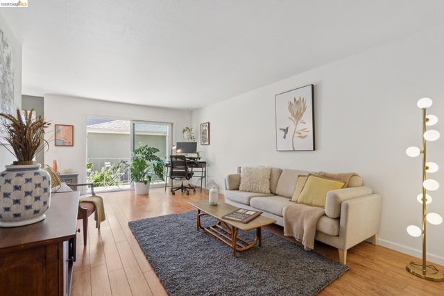 94 Bayo Vista Ave 204, Oakland, CA 94611