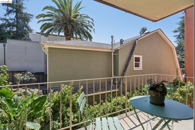 94 Bayo Vista Ave 204, Oakland, CA 94611