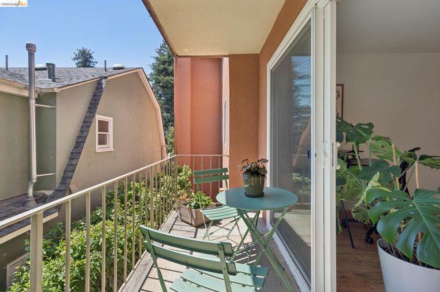 94 Bayo Vista Ave 204, Oakland, CA 94611