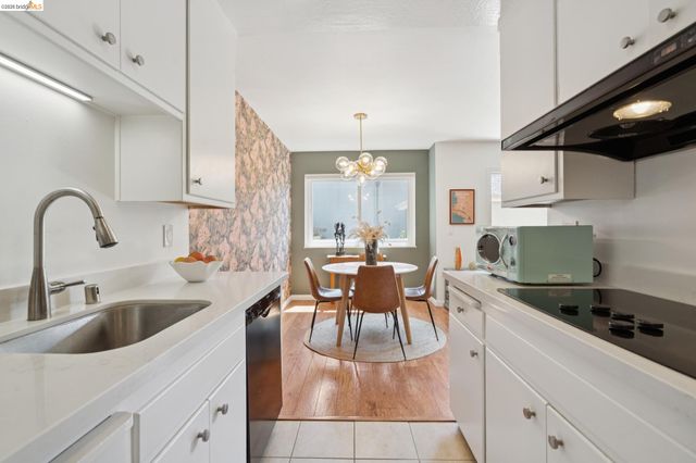 94 Bayo Vista Ave 204, Oakland, CA 94611