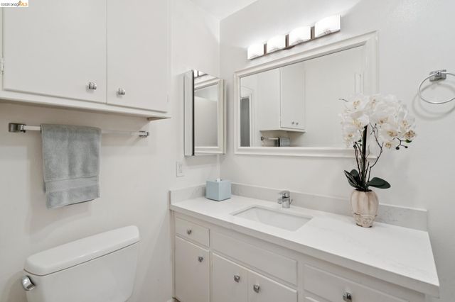 94 Bayo Vista Ave 204, Oakland, CA 94611