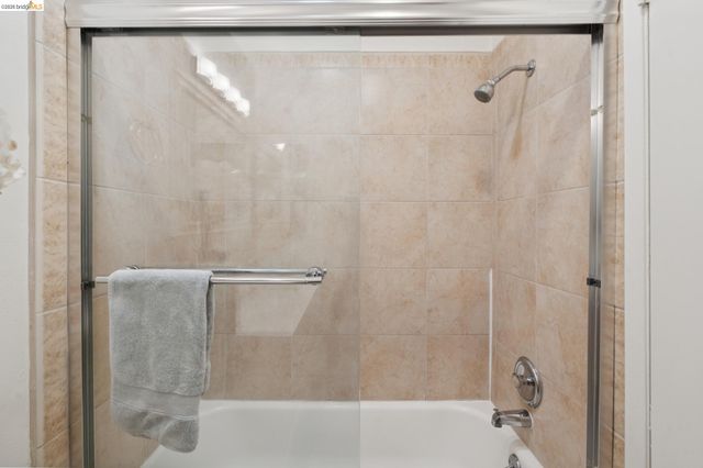 94 Bayo Vista Ave 204, Oakland, CA 94611