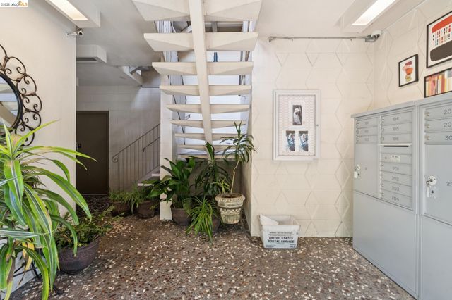 94 Bayo Vista Ave 204, Oakland, CA 94611