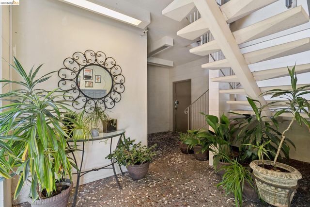 94 Bayo Vista Ave 204, Oakland, CA 94611