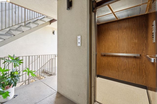 94 Bayo Vista Ave 204, Oakland, CA 94611
