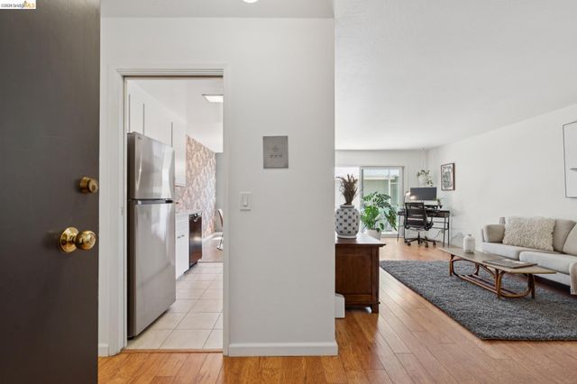 94 Bayo Vista Ave 204, Oakland, CA 94611