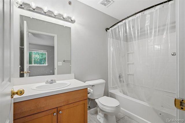 3293 Baldwin Woods Drive, Lake Orion, MI 48359