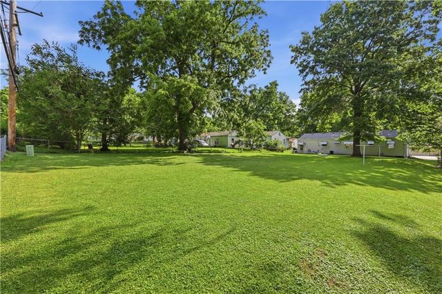 5302 Flint Street, Shawnee, KS 66203