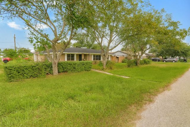 1424 N Avenue F, Freeport, TX 77541