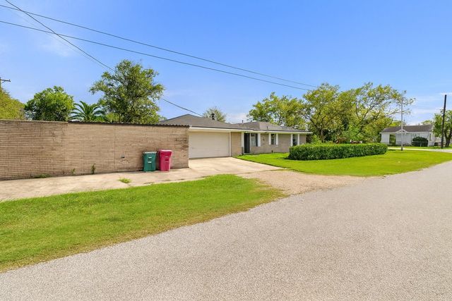1424 N Avenue F, Freeport, TX 77541