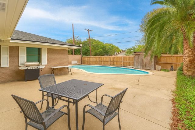 1424 N Avenue F, Freeport, TX 77541