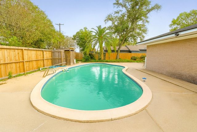 1424 N Avenue F, Freeport, TX 77541