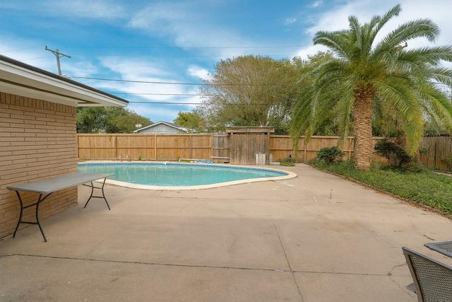 1424 N Avenue F, Freeport, TX 77541