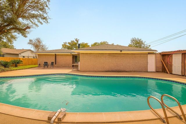 1424 N Avenue F, Freeport, TX 77541