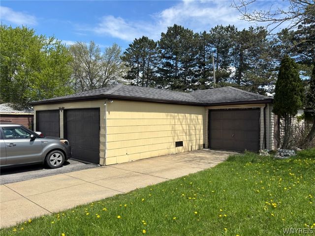 41 French Lea Road, West Seneca, NY 14224