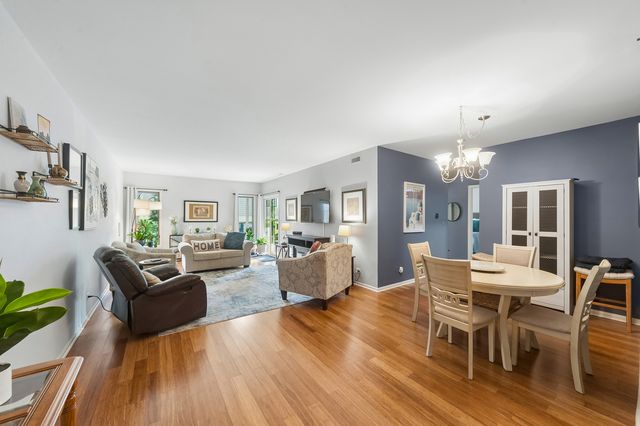 1214 Gulfstream Parkway 19B, Libertyville, IL 60048
