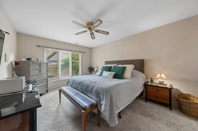 1214 Gulfstream Parkway 19B, Libertyville, IL 60048