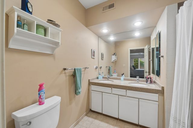 1214 Gulfstream Parkway 19B, Libertyville, IL 60048