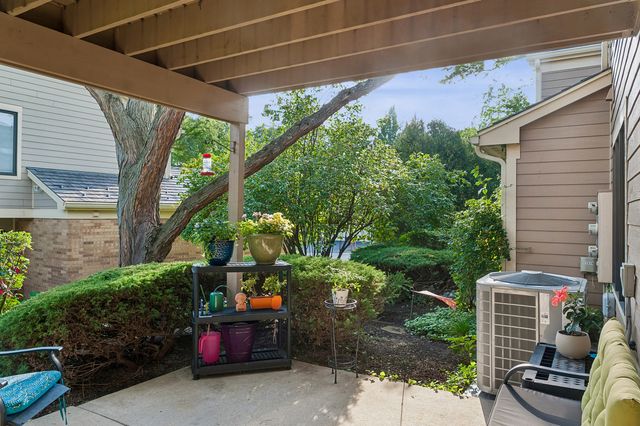 1214 Gulfstream Parkway 19B, Libertyville, IL 60048