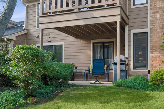 1214 Gulfstream Parkway 19B, Libertyville, IL 60048