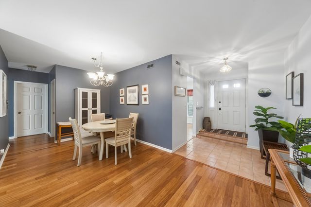 1214 Gulfstream Parkway 19B, Libertyville, IL 60048