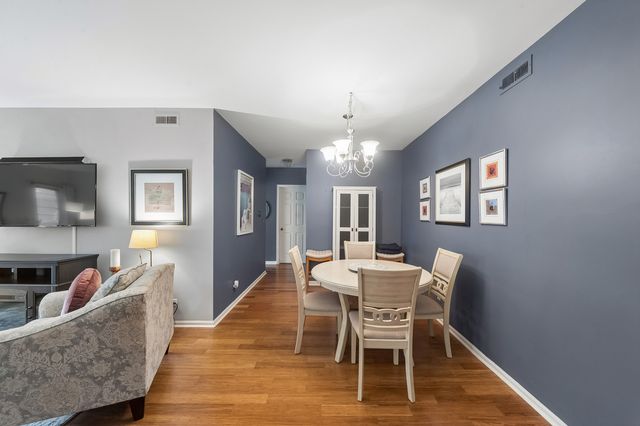 1214 Gulfstream Parkway 19B, Libertyville, IL 60048