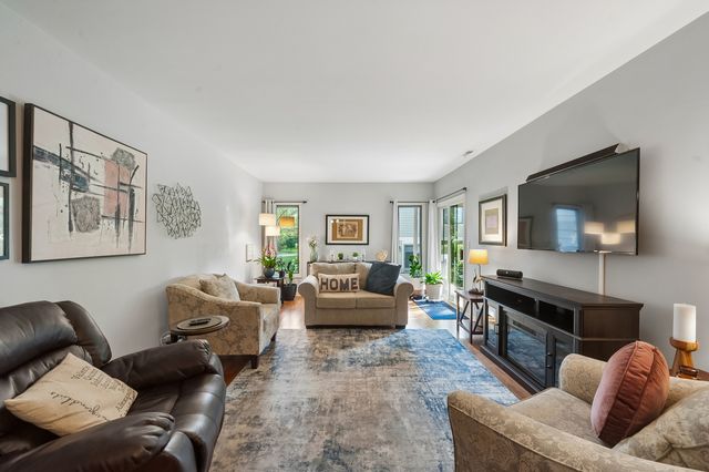 1214 Gulfstream Parkway 19B, Libertyville, IL 60048