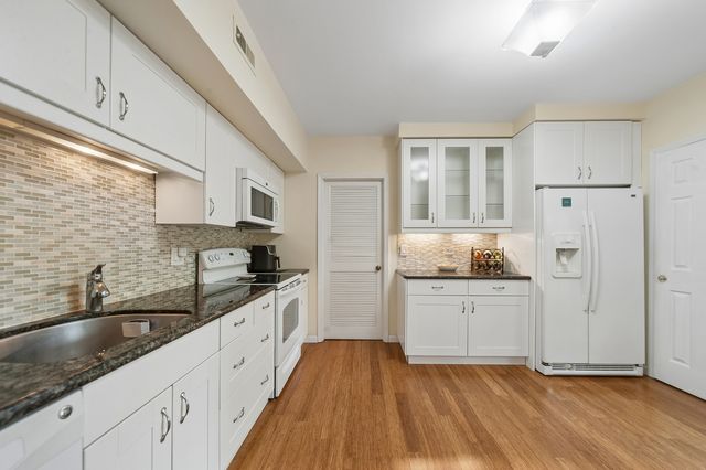 1214 Gulfstream Parkway 19B, Libertyville, IL 60048