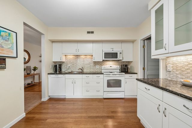1214 Gulfstream Parkway 19B, Libertyville, IL 60048