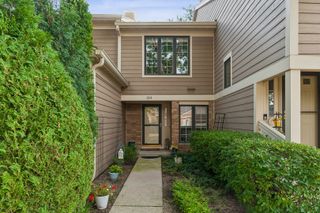 1214 Gulfstream Parkway 19B, Libertyville, IL 60048