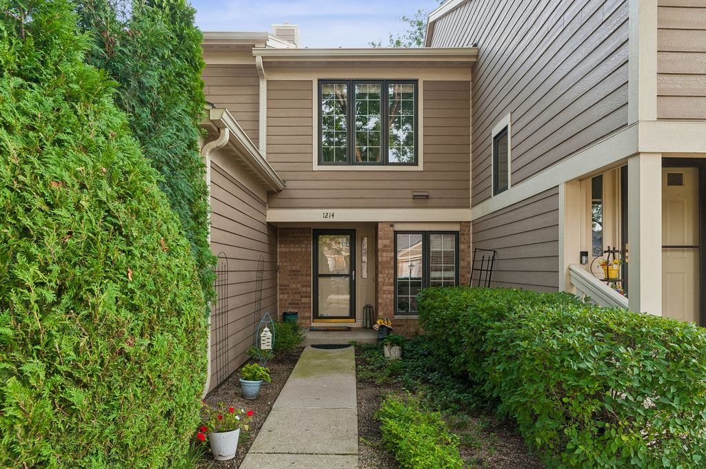 1214 Gulfstream Parkway 19B, Libertyville, IL 60048