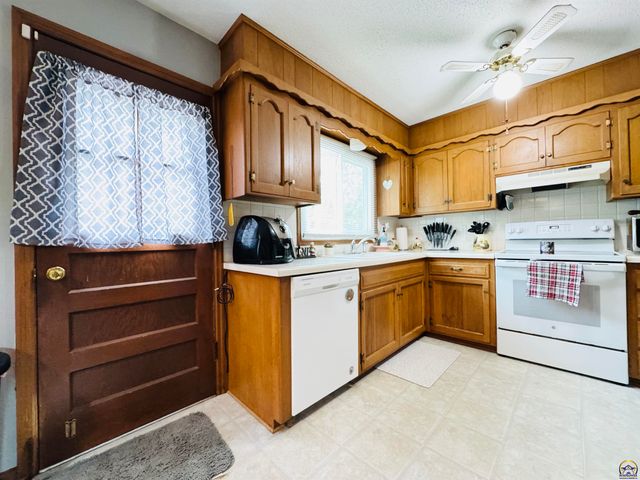 3013 SW Atwood AVE, Topeka, KS 66614