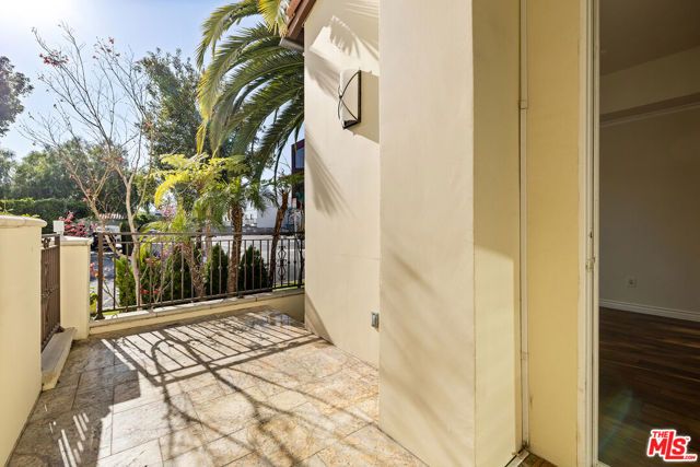 632 N Kings Road 101, West Hollywood, CA 90048