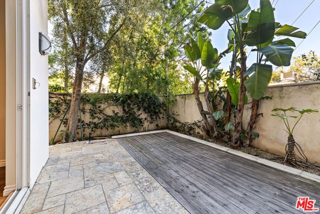 632 N Kings Road 101, West Hollywood, CA 90048